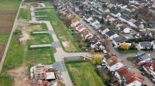 Das Neubaugebiet „Kantstraße Nord“ in Plankstadt aus der Vogelperspektive – so sah das Gebiet noch vor zwei Jahren aus. Heute stehen immer noch Grundstücke zum Verkauf.