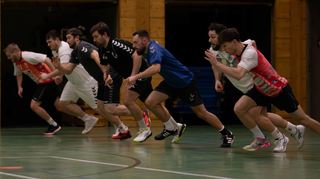 Adler-Athletiktrainer Jörn Krebs brachte viele Tipps mit ins Training der HSG-Handballer. Unter anderem wie wichtig es ist, an der Schnelligkeit zu arbeiten.