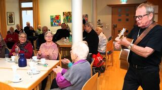 Der Saal des Hebelhauses bebt. Martin Griffiths sorgt mit bekannten Hits für ausgelassene Stimmung.
