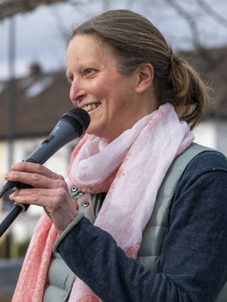 Initiatorin Birgit Ackermann stellt die Ziele von „Parents for Future“ vor – und auch ihre Motivation, sich zu engagieren.