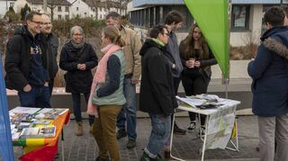 Referenten und interessierte Besucher befinden sich während des Streiks von „Fridays for Future“ auf dem Ketscher Marktplatz im regen Meinungs- und Informationsaustausch.