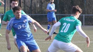 Eine typische Szene aus der Partie des SV 98 Schwetzingen gegen Zuzenhausen. Die Gastgeber sind oft zu weit vom Gegner – hier Egzon Abdullahu (l.) von Fabian Wild (r.) – entfernt.