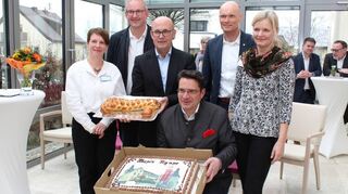 Johann Helfrich (v. l.), Leiterin Tageshospiz, Matthias Renschler, Bürgermeister Walldorf, Architekt Martin Vorfelder, Oberbürger-meister Dirk Elkemann und Hospizleiterin Kirsten Karran zusammen mit Geschäftsführer Stefan Weisbrod (kniend).