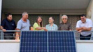 Die Gemeindeverwaltung freute sich im September mit dem Ehepaar Neumann, das nun Strom aus Sonnenkraft produziert und verbraucht.