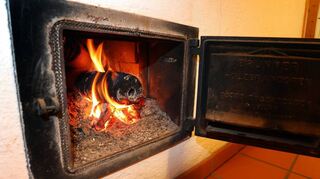 Meister Lutz erklärt, warum Holz als Heizmethode – hier ein Symbolbild – nicht so klimaneutral ist, wie oft angenommen wird. Der Klimaschutzmanager betont die Bedeutung von alternativen Heizmethoden.