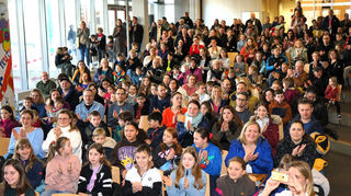 Viel Applaus für das Programm zum Tag der offenen Tür an der Marion-Dönhoff-Realschule gibt es von den zahlreichen Jungen und Mädchen, die dort die fünfte Klasse besuchen wollen, und deren Eltern.