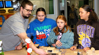 Im Technikraum dürfen die verschiedenen Schauarbeiten der Schüler gerne von den künftig Lernenden getestet werden.
