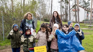 Die städtische Beigeordnete Irmgard Münch-Weinmann (l.) eröffnet die 21. Auflage des Dreck-weg-Tages mit Kindern der Kindertagesstätte Regenbogen und sammelt rund um die KiTa Müll ein. Erzieherin Rausan Aslan freut es.