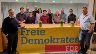 Stadtrat Helmut Kief (v. l.), Marco Weber, Christian Möbius, Julia Klein, Markus Könn, Claudia Loff, Julian Loff, Dietmar Zwissler, Wolfgang Opielka, Stefan Barth, Delan Said, Stadtrat Frank Köcher-Hohn. Bild: FDP Hockenheim
