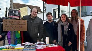 Gruppenbild beim Infostand in der Ortsmitte: Vincent Kilian (Jusos Rhein-Neckar, v. l.), Florian Reck (SPD), Adrian Rüttinger (SPD), Vanessa Seidel (Grüne), Patrick Alberti (Grüne) und Jens Rüttinger (SPD).