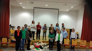 Beim Weltgebetstag: Ute Roes (1. Reihe vorne v. l.), Dr. Waltraud Mebes, Christine Oberhausen, Hanna Schwichtenberg, Susanne Muth, Julia Wirth (2. Reihe Mitte v. l.), Margit Rothe, Gabriele Mayer, Annette Renkert, Anna Osberghaus sowie das Musikensemble mit: Beate Günther (3. Reihe v. l.), Ute Schwerin, Ursula Maas, Birgit Wolf, Susanne Bertrand-Baumann und Jutta Schnorbach.