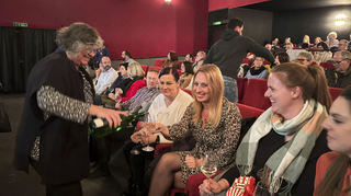 Eine Weinprobe in besonderer Atmosphäre. Regina Wagner (l.) und Matthias Glas (im Hintergrund) vom Weinhaus Wagner und Sohn versorgen die Kinobesucher mit erlesenen Tropfen nach dem Kinofilm.