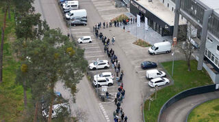 Vor der Tür des Welcome Centers warten viele Kartenkäufer auf ihre Gelegenheit.