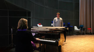 Elena Spitzner (am Klavier) probt mit David Burik (hinten) für den Landeswettbewerb von "Jugend Musiziert" in Offenburg.