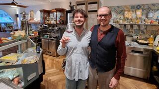 Andrea (l.) und Michael betreiben die „Schwazeria“ im Herzen der Tiroler Stadt Schwaz. Hier haben sie ein Ladencafé und Genussparadies mit vielen Facetten geschaffen.