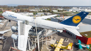 Vier Wochen lang werden die Boeing 747 sowie die darunter stehende Vickers Viscount gereinigt. Dieses Vorhaben wird aus einer 48 beziehungsweise einer 37 Meter Hebebühne bewerkstelligt.