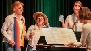 Andrea Wilhelm (l.) mit Sängerinnen der „Alive Vocals“ beim zurückliegenden Frühlingsstimmen-Konzert im Vorjahr.