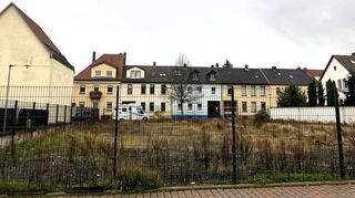 Dieses Areal in der Dr. Emil-König-Straße könnte bald bebaut werden. Der Bauherr beabsichtigt auf der Brachfläche die Errichtung von 16 Kleinstwohneinheiten in Holzbauweise. Der Technische Ausschuss ist dafür.