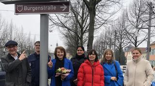 OB Dr. René Pöltl (links) übergibt der Vereinsvorsitzenden Ariane Born (3. v. l.) einen Blumenstrauß. Außerdem sind Armin Dorp vom Ordnungsamt (v.l.), dessen Leiterin Yvonn Rogowski, Touristinformationsleiterin Christiane Drechsler, die Leiterin des Sachgebiets Kultur, Dr. Barbara Gilsdorf, und Öffentlichkeitsmitarbeiterin Corinne Mai vor Ort dabei.