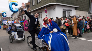 Mal was anderes als nur im Rathaus zu sitzen: Bürgermeister Nils Drescher chauffiert beim Backenbläserumzug 2024 Prinzessin Stefanie I. von Medizin und Tanz.