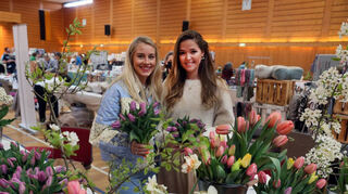 Tanita Gunzelmann und Rebekka Schneider erfreuen die Besucher mit ihrem Angebot an Frühlingsblumen beim Ostermarkt, der vor zwei Jahren, 2022, in den Mannherz-Hallen stattfand.