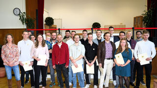 Klassenlehrerin Christine Vollmer (l.) und ihre Klasse aus der Meisterprüfung.