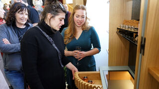 Der Barschrank von Lea-Sophie Schmotz (r.) aus Speyer ist ein Schmuckstück.