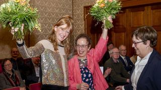 Autorin Anja Kampmann (l.) ist die siebte Preisträgerin. Der Preis ist mit 5000 Euro dotiert. Bürgermeisterin Monika Kabs (r.) nimmt die Übergabe im Beisein von Reinfrank-Witwe Jeanette Koch (M.) vor und überreicht Blumen an die beiden.