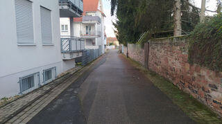 Vor allem auf der rechten Seite des Dietzengässels – hier aus Richtung Mannheimer Straße aufgenommen – dürfte sich das Ortsbild der Gemeinde Oftersheim in den kommenden Jahren stark verändern.
