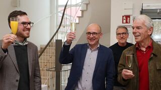 Museumsleiter Lars Maurer (v.l.), Oberbürgermeister und Freudeskreis-Vorsitzender Dr. René Pöltl, Mitglied Wolfgang Leberecht sowie der zweite Vorsitzende Dr. Volker Kronemayer stoßen gemeinsam auf das Jubiläum an.
