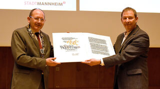 Bekommt von Mannheims Oberbürgermeister Christian Specht (l.) den Konrad-Duden-Preis übergeben: Helmuth Feilke.