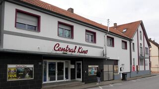 Das Ketscher Central Kino steht weiterhin zum Verkauf, zusammen mit dem restlichen, rund 1000 Quadratmeter großen Gebäudeensemble an der Ecke Enderle- und Lessing-straße: Neben zwei Mietwohnungen und diversen Nebenräumen umfasst es auch das ehemalige zweite Kino direkt rechts nebenan, in dem später die Lidl-Filiale war und das heute als Lagerhalle dient.