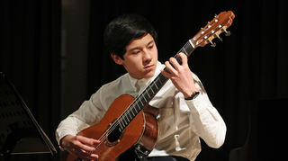 Elias Thien-An Weinacker verzaubert auf der Gitarre das Publikum mit „Rafaga opus 53“ von Joaquin Turina.