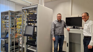 Amtsleiter Andreas Willemsen (l.) und Bürgermeister Dr. Ralf Göck im übersichtlich neu gestalteten Serverraum.