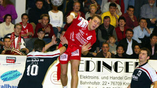 Die Wurfgewalt des linken Rückraumspielers Matthias Rohr war in der Liga geachtet, wie im Spiel der Krösties gegen Melsungen zu sehen ist.