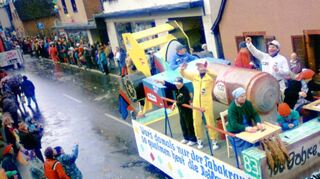 Die Fasnacht war über Jahrzehnte eine Spezialität des MGV Eintracht: Hier nimmt der Verein mit seinem Motivwagen Tabak-konzerne aufs Korn, die Rennställe sponsern. Motto: „War’s damals nur der Tabakrauch, so qualmen heut’ die Reifen auch“.