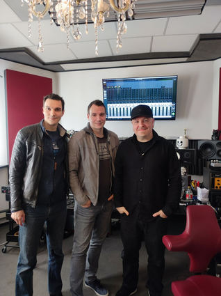 Alex (v. l.) und Christian Schartel freuen sich beim Aufnehmen ihres neuen Musikalbums über die Hilfe von Tim Eiermann, der mit der Band Liquido den Song „Narcotic“ aufgenommen und sich damit einen Namen gemacht hat.