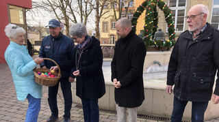 Yvonne Wierer (v.l.) verteilt Ostereier. Die ersten bekommen Dieter Burkhardt, Dorothea Müller, Bürgermeister Pascal Seidel und Helmut Spieß.