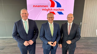 Achim Seiler, Till Meßmer und Thomas Sold vor dem neuen Claim der VR Bank Kur- und Rheinpfalz.