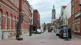 Dieser Anblick wird sich wandeln: Die Rathausstraße, hier in Blickrichtung Marktplatz, soll zwischen Oberen Hauptstraße und Ottostraße als Einbahnstraße ausgewiesen werden, sie erhält ein großformatiges Betonsteinpflaster im Fischgrätenverband und breitere Gehwege, um die Aufenthaltsqualität zu erhöhen.
