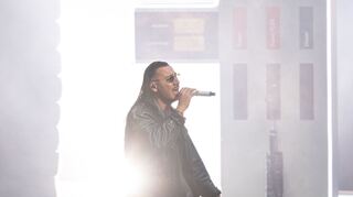 Der deutsche Rapper und Sänger Apache 207 bei einem Auftritt.