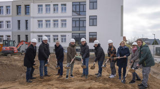 Spatenstich für Schulerweiterung (v. l.): Klaus Oettinger (FWV), Axel Müller (Grüne), Bürgermeister Uwe Grempels, Schulleiter Steffen Schneider, Architekt Jürgen Roth, Daniel Schuß, stellvertretender Bauamtsleiter, Schulsozialarbeiter Sebastian Church vom Space, Sabine Sczepansky von den Tintenklecksern, Büchereileiterin Esther Kramer und Dieter Hoffstätter (SPD).