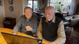 Statt in der Dunkelkammer, tauscht man sich heute am Laptop aus. Hobbyfotografen Dr. Dietrich Schmidt und Bruno Erni vom Foto-und Filmclub Ketsch.