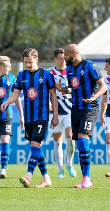 Im Zwiegespräch: Die Waldhöfer Bentley Baxter Bahn (l.) und Terrence Boyd diskutieren nach dem Gegentreffer zum 2:2.