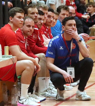 Die Gesichter sprechen bände: Trainer Christoph Lahme und die Bank müssen ansehen, wie dem Team auf dem Feld die Felle davonschwimmen.