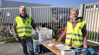 Udo und Gerlinde Kuttelwascher haben den Sammelpunkt beim Lidl fest im Griff.