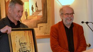 Künstler Bernd Gerstner (l.) hat für Kunsthistoriker und Freund Karlheinz Treiber ein Porträt aus Erde auf Leinwand.