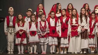 Schüler und Schülerinnen der kosovo-albanischen Schule „Ditura“ aus Heidelberg präsentieren in farbenprächtiger Landestracht Volkslieder ihrer Heimat.