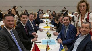 Harit Berisha (v. r.) und seine Frau Shqipe Gara Berisha (Leiterin der Albanischen Schule in Heidelberg), Andreas Sturm und OB Marcus Zeitler, Hamdi Berbatovci (Zweiter v. l., Leiter des Konsulats der Republik Kosovo in Stuttgart), links neben ihm Bürgermeisterstellvertreter Heinz Kuppinger.
