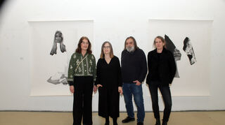 Die Künstler Rebekka Brunke (v.l.), Roswitha Pape und Alfred Ulrich mit Xylon-Kuratorin Dr. Kristina Hoge. Im Hintergrund Werke von Brunke.